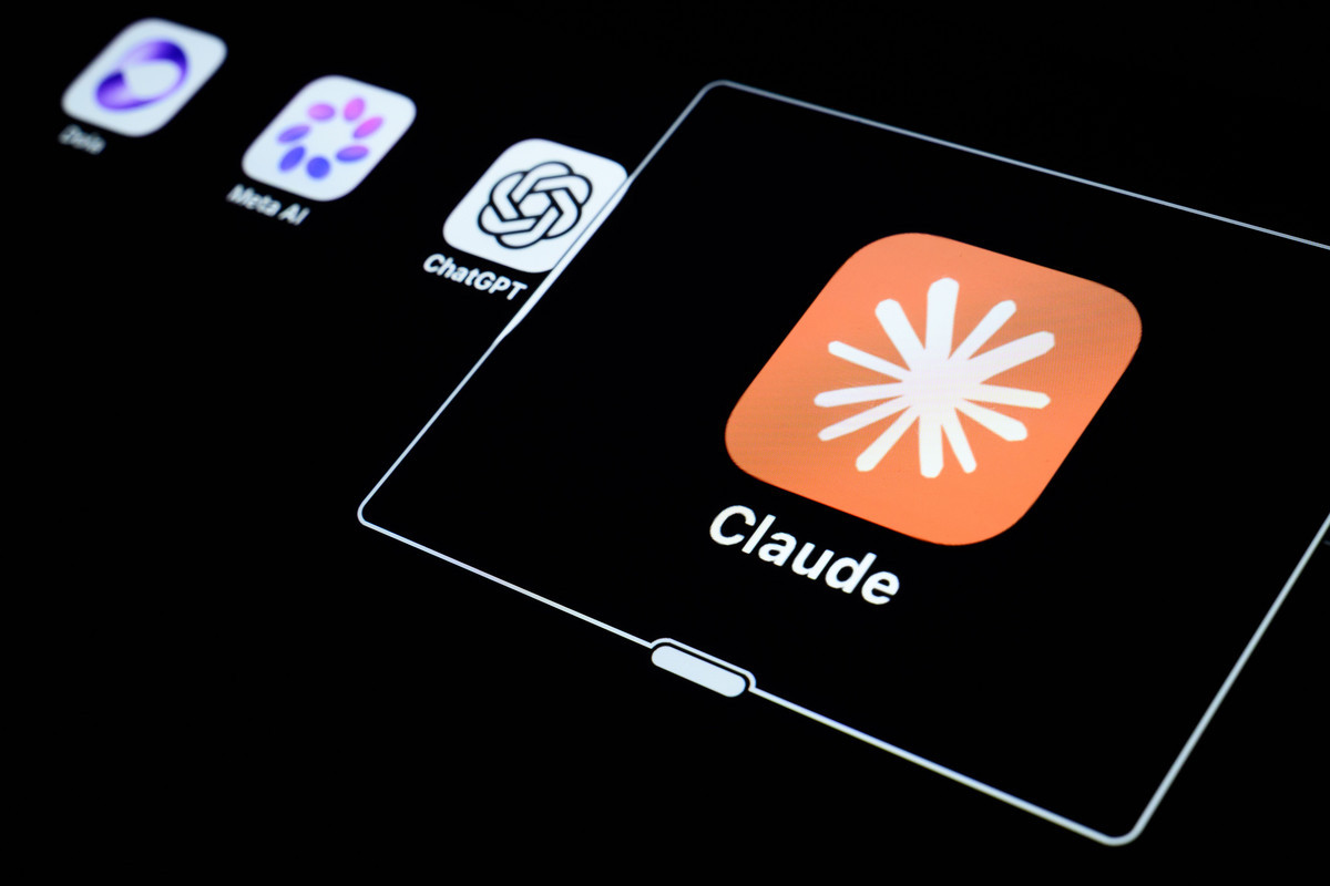 设备屏幕上显示的 Anthropic「Claude」应用图标,旁边是 ChatGPT 与 Meta AI 图标