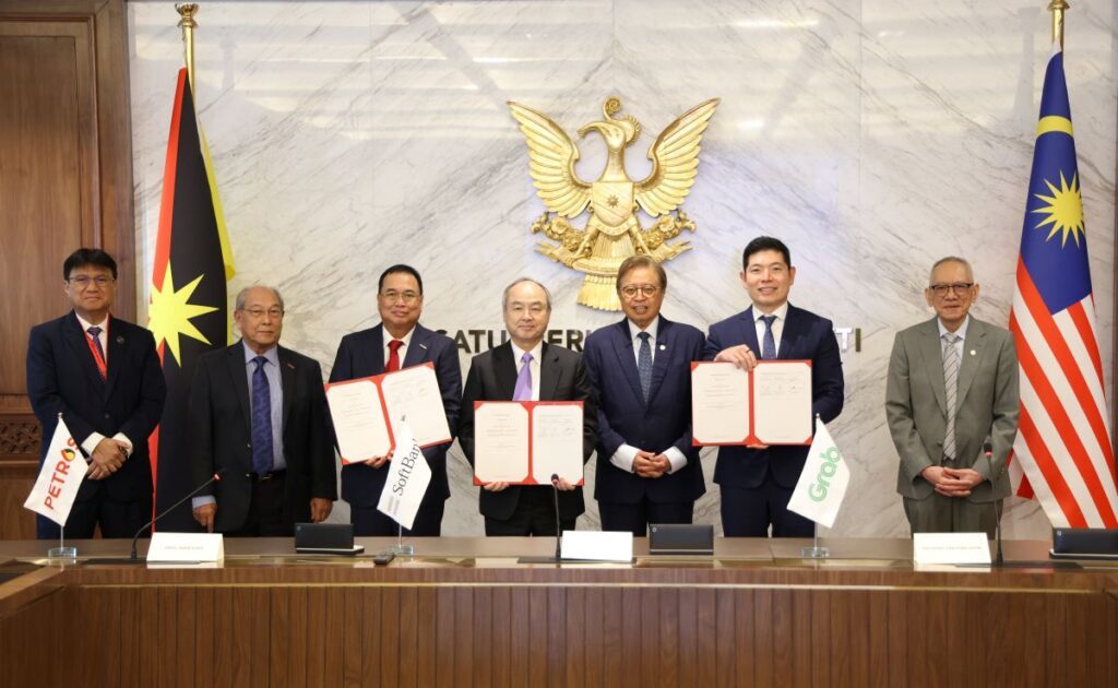 软银、Grab 与砂拉越国有能源公司 PETROS 签署框架协议的签约仪式现场