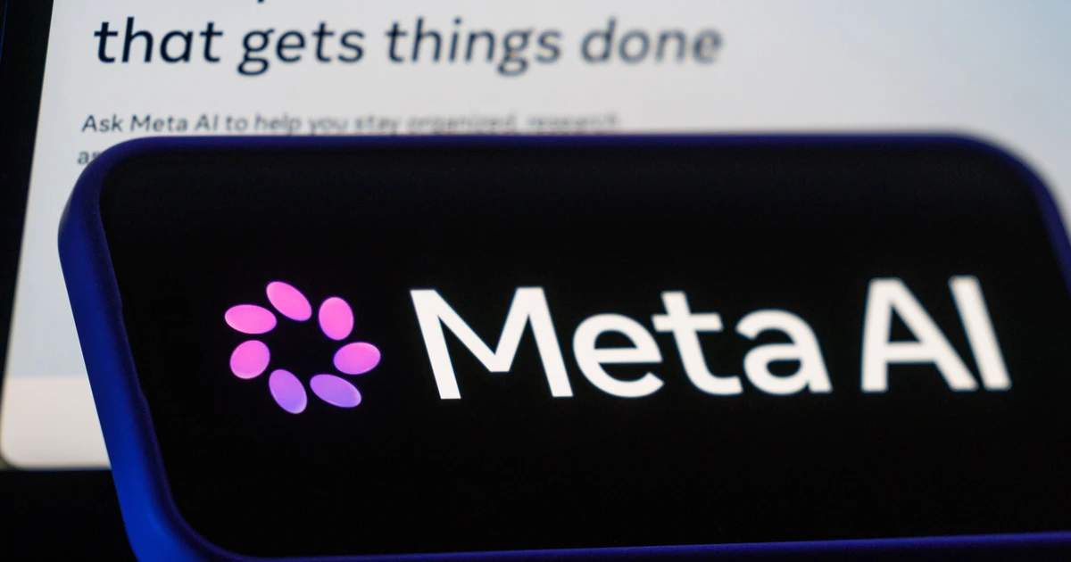 手机屏幕上的 Meta AI 标识,背景是 Meta AI 的宣传页面