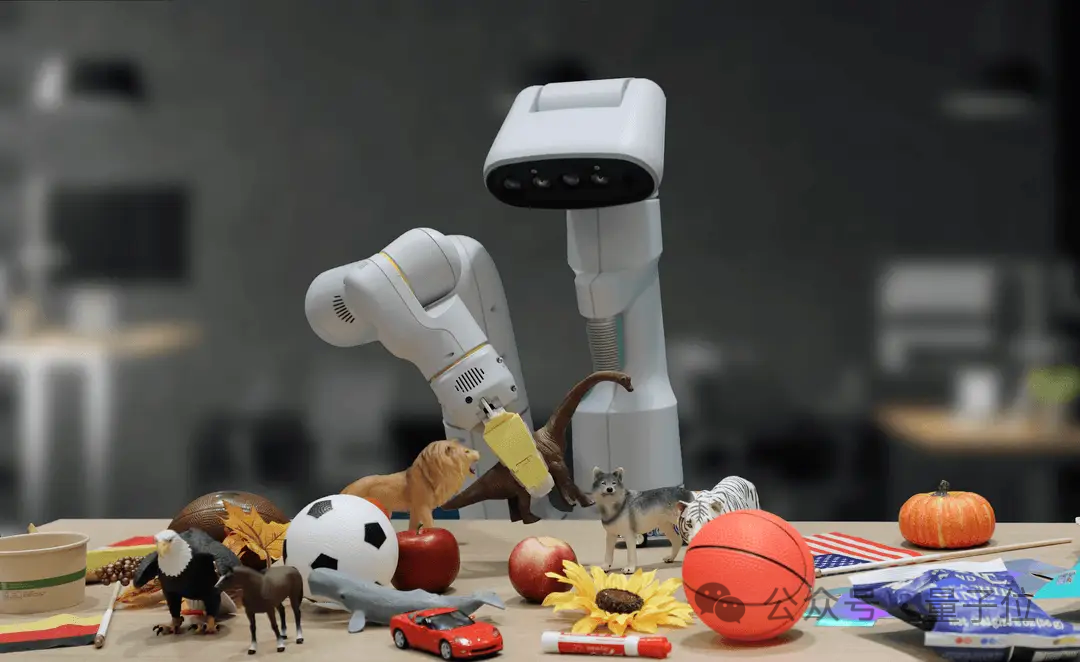 谷歌 DeepMind 机器人成果三连发，具身智能指日可待？