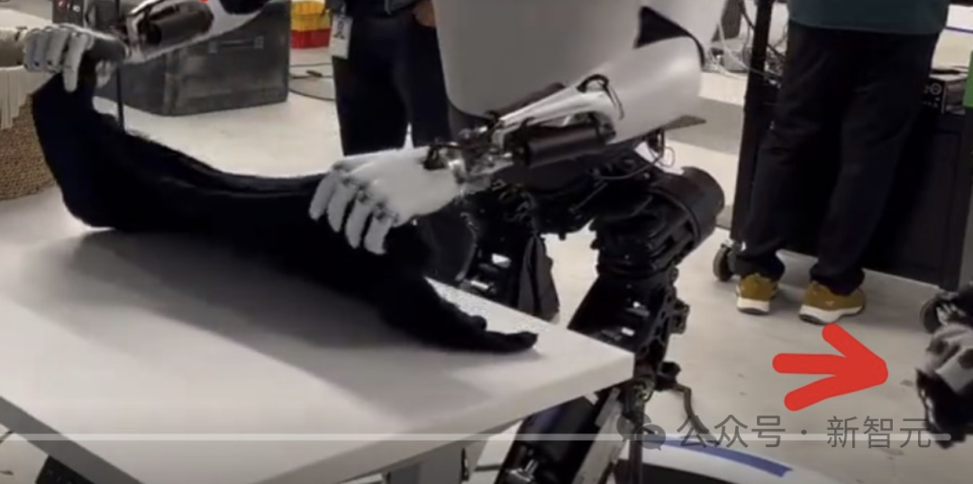 马斯克机器人叠衬衫大翻车？手指灵活如人类，却被曝远程遥控