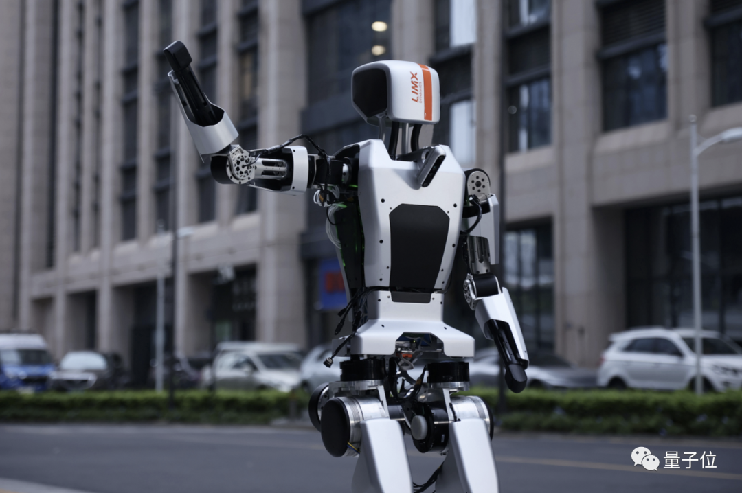 国产具身人形机器人征服复杂场景: 实时感知规划，动态运动告别“盲走”