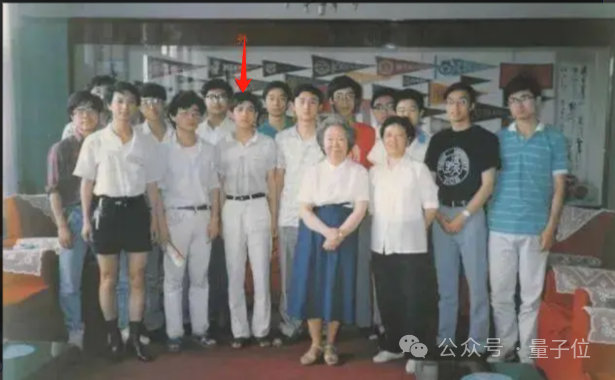 唏嘘，华人高能物理博士在美流浪16年无人问！短视频曝光后获复旦校友会救助