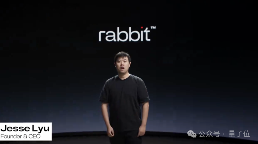 Rabbit R1买家秀翻车：问个问题比Siri还墨迹，响应速度远不及发布