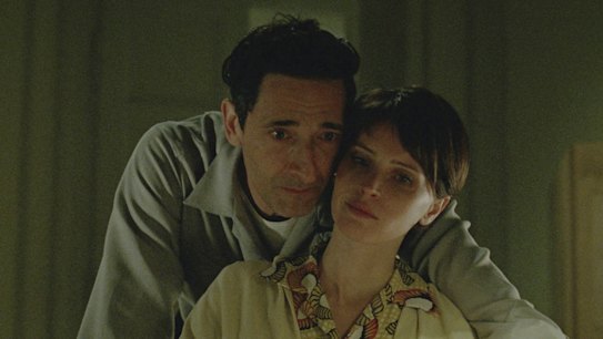 A24 发布的这张图片显示了 Adrien Brody（左）和 Felicity Jones 在《野兽派》中的一个场景中。（A24 通过美联社）